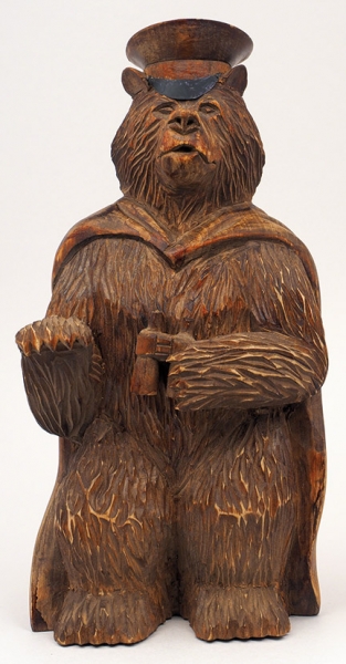 Скульптура «Медведь-генерал». Россия, Вятка. Начало ХХ века. Дерево, резьба. Высота 29 см.