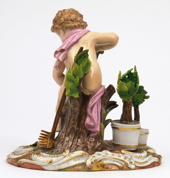 Скульптура «Путти-садовник в розовом шарфе». Германия, Мейсенская фарфоровая мануфактура. Начало ХХ века. Фарфор, надглазурная полихромная роспись. Высота 12,5 см.