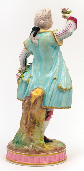 Скульптура «Кавалер с корзиной цветов». Германия, Мейсенская фарфоровая мануфактура. Третья четверть ХХ века. Фарфор, надглазурная полихромная роспись. Высота 20,5 см.