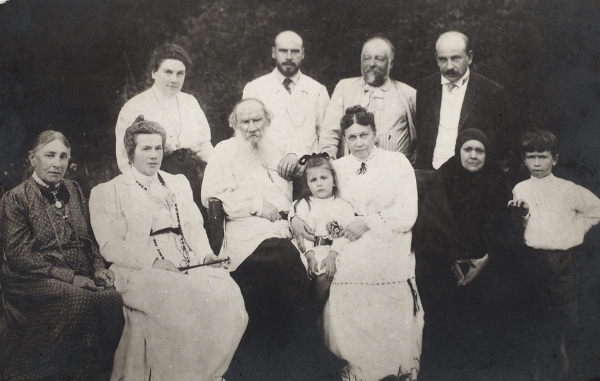 Фотография Льва Толстого с семьей. [Ясная Поляна, 1900-е гг.].