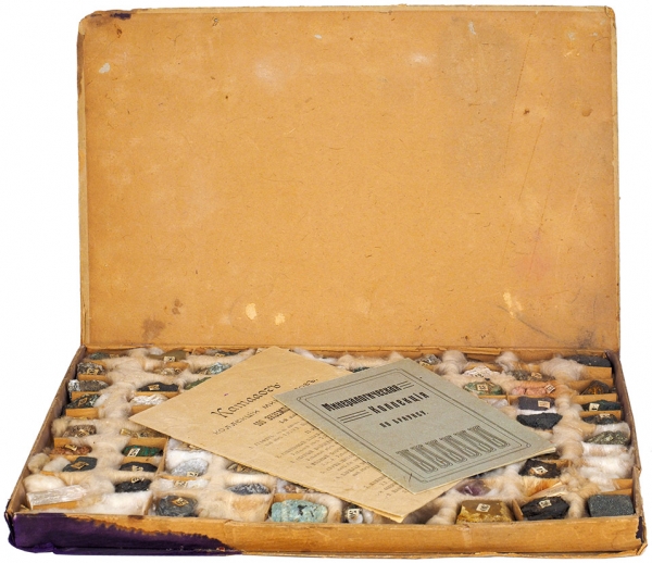 Минералогическая коллекция в 100 минералов в оригинальной коробке. Россия. 1911. Размер коробки: 25,5x39x2,5 см.