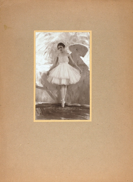 Фотография Лили Брик в балетной пачке / фот. Ауксман. [1918].