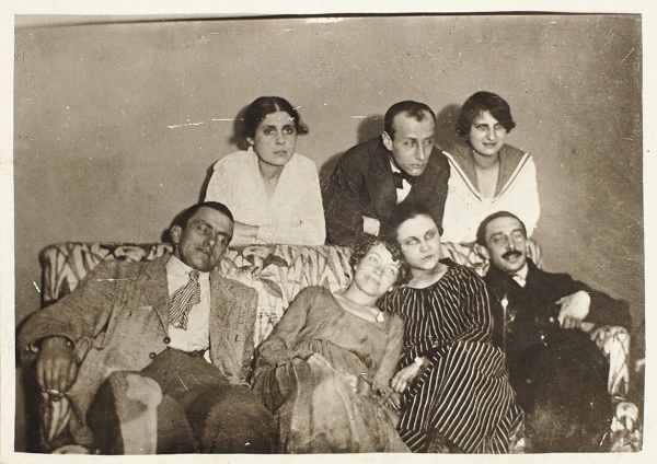 Групповая фотография Маяковского и Бриков. 1919.