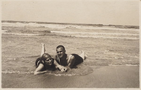 Две малоформатные фотографии: В. Маяковский в волнах с Лилей Брик; Лиля Брик на пляже. [Нордерней, 1923].