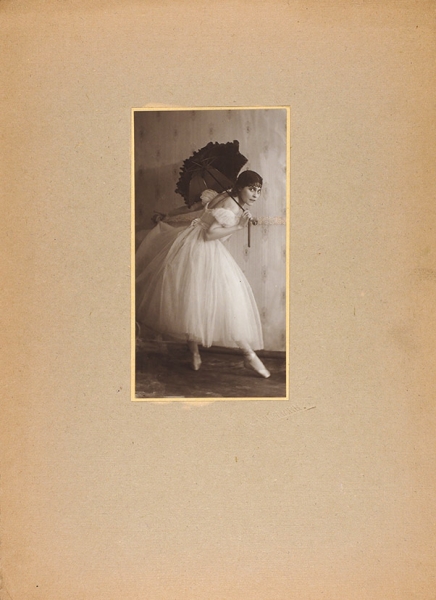 Фотография Лили Брик в балетной пачке с зонтиком / фот. Ауксман. [1918].