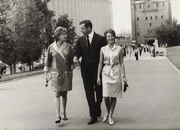Шесть фотографий: Ив Монтан, Симона Синьоре и Франсуаза Арнуль в Москве. М., 1963.