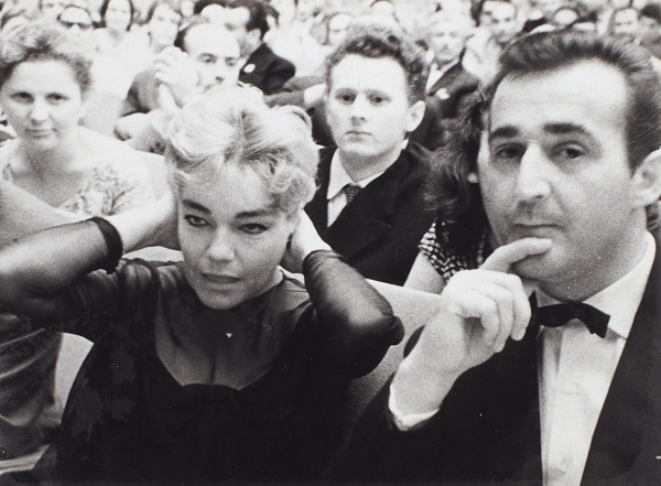 Шесть фотографий: Ив Монтан, Симона Синьоре и Франсуаза Арнуль в Москве. М., 1963.