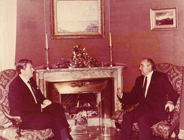 Фотография: Разговор у камина Р. Рейгана и М.С. Горбачева во время их первой официальной встречи в Женеве 19-21 ноября 1985 г. на вилле Fleur d’Eau / фото ТАСС. 1985.