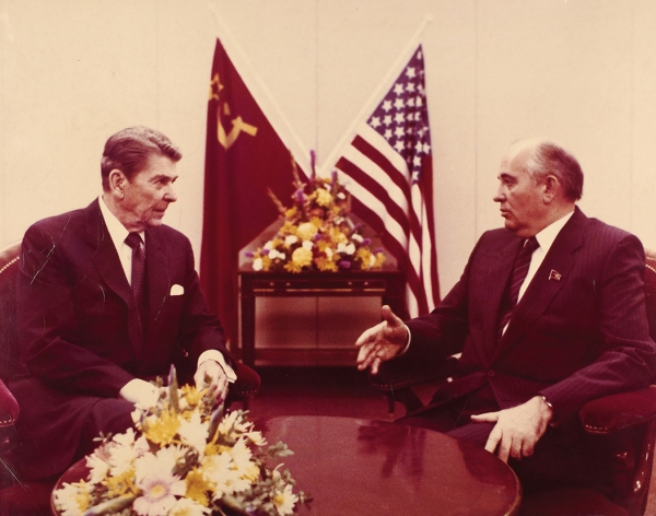 Фотография: Рональд Рейган и Михаил Горбачев во время беседы в Международном пресс-центре в Женеве 19-21 ноября 1985 г. / фото ТАСС. 1985.