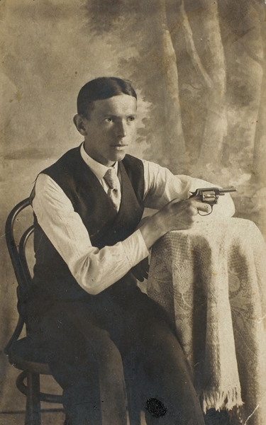 Почтовая карточка «Молодой человек с револьвером „Smith & Wesson“ в руке». [Б.м., нач. XX в.].