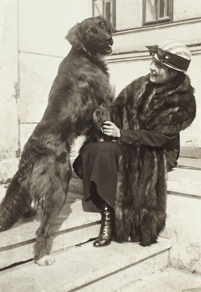 Фотография Лили Брик с собакой. 1920.