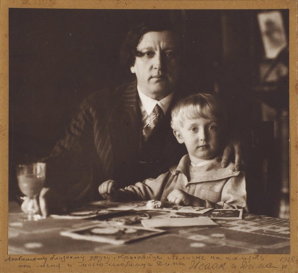 Девять фотографий художника Исаака Израилевича Бродского с женой и родственниками, частью с автографами. 1920-1930-е гг.