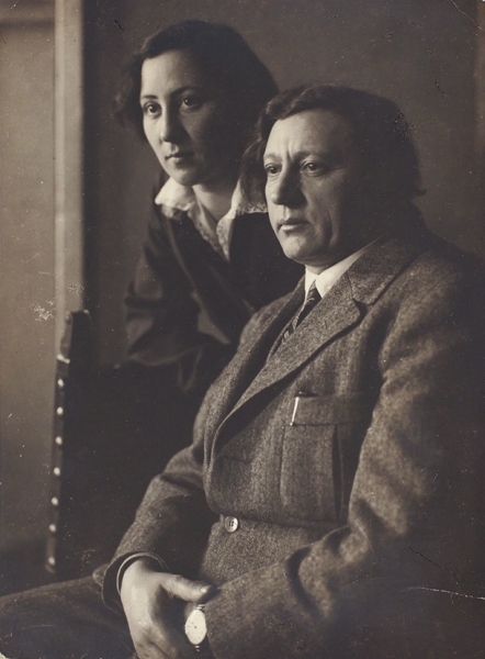Девять фотографий художника Исаака Израилевича Бродского с женой и родственниками, частью с автографами. 1920-1930-е гг.