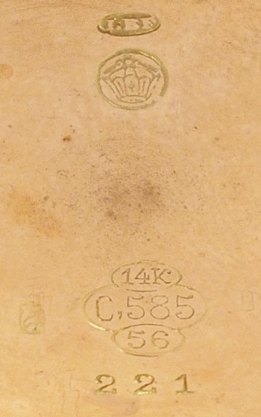 Часы карманные золотые с гравировкой «RI». Западная Европа. Первая половина ХХ века. Золото 585 пробы, гравировка. Диаметр 5 см.