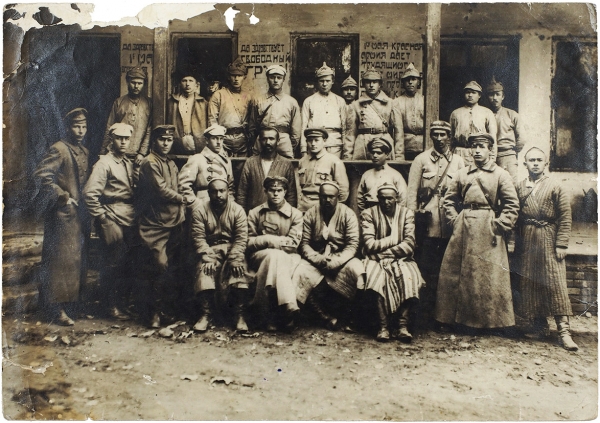 Фотография «Сдача преступника органам ОГПУ». [Узбекистан], 1924.