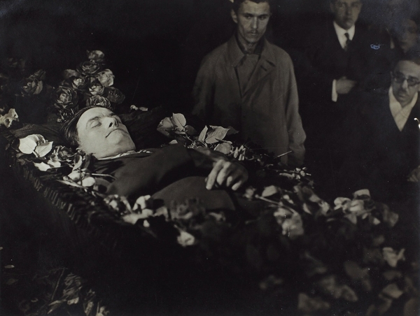 [Похороны Маяковского] Фотография: Маяковский в гробу / фото А.С. Шайхета. М., 15.IV.1930.
