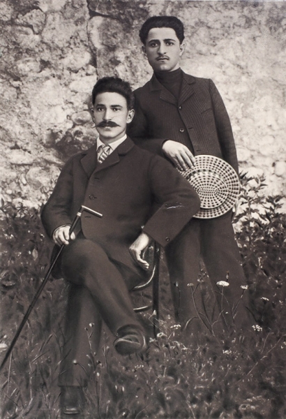 Фотография молодого Серго Орджоникидзе (стоит) во дворе тюрьмы в Сухуми. Снимок 1906 г.; отпечаток — 1960.