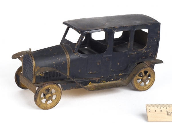 [Они как настоящие!] Коллекция из 21 модели американских игрушечных автомобилей. США, [1900-1930-е гг.].