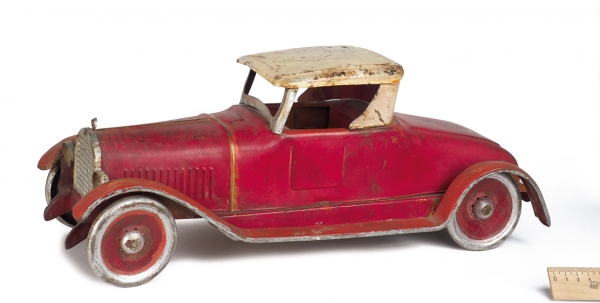 [Они как настоящие!] Коллекция из 21 модели американских игрушечных автомобилей. США, [1900-1930-е гг.].