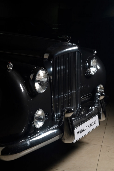 [Всего было собрано 3538 экземпляров] Bentley S1. Год выпуска: 1958. В 1955 году вышла в свет и получила звание «Автомобиль года» в Англии модель Bentley S1 — представитель легендарной британской автокомпании. Эта роскошная модель оснащена двигателем 4,9 литра, мощность достигает 177 л.с., и, не смотря на внушительные габариты и вес, может развивать скорость до 191 км/ч. Bentley S1 выпускались с 1955 по 1959 годы и всего было собрано 3538 экземпляров.
