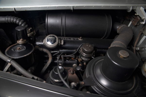 [Всего было собрано 3538 экземпляров] Bentley S1. Год выпуска: 1958. В 1955 году вышла в свет и получила звание «Автомобиль года» в Англии модель Bentley S1 — представитель легендарной британской автокомпании. Эта роскошная модель оснащена двигателем 4,9 литра, мощность достигает 177 л.с., и, не смотря на внушительные габариты и вес, может развивать скорость до 191 км/ч. Bentley S1 выпускались с 1955 по 1959 годы и всего было собрано 3538 экземпляров.