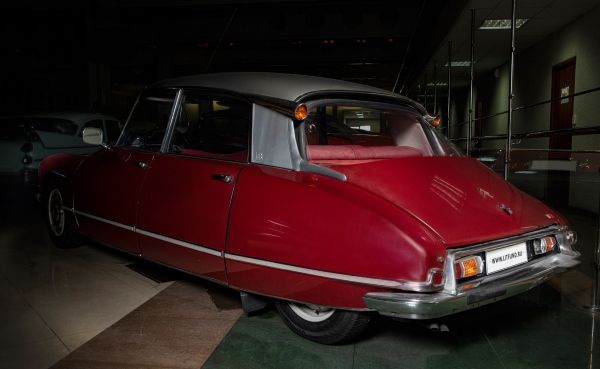 [В 1965 году гостивший в СССР Шарль де Голь подарил черный Citroen DS Юрию Гагарину...] Citroen DS 19. Год выпуска: 1967. Самую настоящую сенсацию на рынке автомобилестроения середины прошлого столетия произвела модель, сломавшая все каноны и устои, опередившая время минимум на пару десятков лет вперед, это легендарная Citroen DS 19 (1967 г.). Она была признана самым красивым автомобилем столетия. Такой концентрации изобретений и необычных технических решений в одном автомобиле никогда не было! Модель впервые появилась 5 октября 1955 года в 9 часов утра на Парижском автосалоне, уже спустя 45 минут машину заказали 749 посетителей, к концу дня их число превысило 12 тысяч, всего же за неделю поступило 80 тысяч заказов. И не удивительно: фантастический дизайн в совокупности с непревзойденными новейшими достижениями технического прогресса впервые были доступны массовому покупателю. Citroen DS 19 стал самым сложным и самым совершенным в мире автомобилем, с которым не могла сравниться абсолютно ни одна марка.