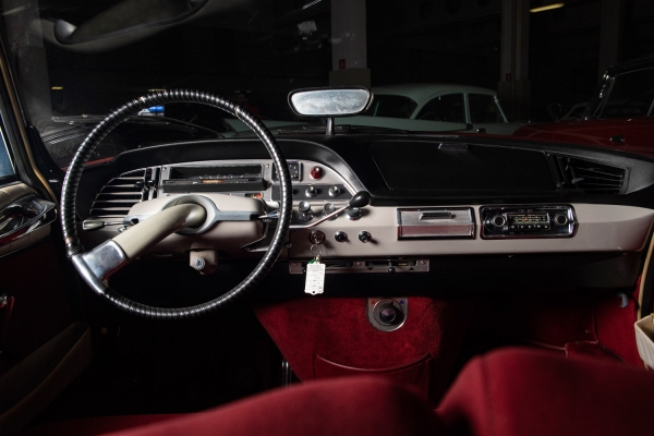 [В 1965 году гостивший в СССР Шарль де Голь подарил черный Citroen DS Юрию Гагарину...] Citroen DS 19. Год выпуска: 1967. Самую настоящую сенсацию на рынке автомобилестроения середины прошлого столетия произвела модель, сломавшая все каноны и устои, опередившая время минимум на пару десятков лет вперед, это легендарная Citroen DS 19 (1967 г.). Она была признана самым красивым автомобилем столетия. Такой концентрации изобретений и необычных технических решений в одном автомобиле никогда не было! Модель впервые появилась 5 октября 1955 года в 9 часов утра на Парижском автосалоне, уже спустя 45 минут машину заказали 749 посетителей, к концу дня их число превысило 12 тысяч, всего же за неделю поступило 80 тысяч заказов. И не удивительно: фантастический дизайн в совокупности с непревзойденными новейшими достижениями технического прогресса впервые были доступны массовому покупателю. Citroen DS 19 стал самым сложным и самым совершенным в мире автомобилем, с которым не могла сравниться абсолютно ни одна марка.