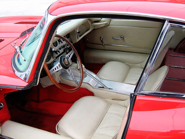 [Среди современных представителей мира кино и музыки особой любовью к автомобилям Jaguar E-type выделяются Николас Кейдж, Элтон Джон и Стинг] Jaguar E-Type Series I. Год выпуска: 1962. Иконой стиля XX века по праву считается Jaguar E-Type, он занимает первое место в списке сотни красивейших автомобилей всех времен и народов. Впервые Jaguar E-type Series 1 появился на автосалоне в Женеве в 1961 году и очаровал абсолютно всех. Даже сам Энцо Феррари назвал модель E-Type одним из самых красивых автомобилей в мире.