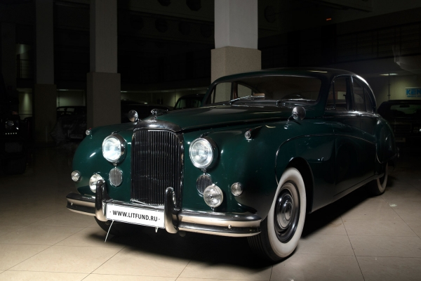 [У британской королевы Елизаветы II был Jaguar Mark VII...] Jaguar Mark IХ. Год выпуска: 1960. Jaguar Mark IX — это четырехдверный роскошный седан, который был анонсирован 8 октября 1958 года и производился в период с 1958 по 1961 год. Визуально он был идентичен по внешнему виду с предшественником Mark VIII, но имел более усовершенствованный двигатель объемом 3,8 литра мощностью 220 л.с., 4-колесные дисковые тормоза и гидроусилитель руля. В 1958 году Jaguar Mark IX был протестирован британским журналом The Motor и развивал максимальную скорость 184 км/ч, разгоняясь до 100 км за 11,3 секунды.