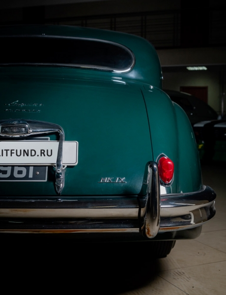 [У британской королевы Елизаветы II был Jaguar Mark VII...] Jaguar Mark IХ. Год выпуска: 1960. Jaguar Mark IX — это четырехдверный роскошный седан, который был анонсирован 8 октября 1958 года и производился в период с 1958 по 1961 год. Визуально он был идентичен по внешнему виду с предшественником Mark VIII, но имел более усовершенствованный двигатель объемом 3,8 литра мощностью 220 л.с., 4-колесные дисковые тормоза и гидроусилитель руля. В 1958 году Jaguar Mark IX был протестирован британским журналом The Motor и развивал максимальную скорость 184 км/ч, разгоняясь до 100 км за 11,3 секунды.