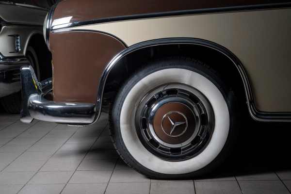 [До ноября 1960 года было выпущено всего 1112 кабриолетов W 128] Mercedes-Benz 220 SE Ponton cabriolet (W 128). Год выпуска: 1959. В 1958-м происходит техническая революция — в серийное производство идут двигатели с высокоточной механической системой впрыска топлива Bosch, и W180 (220S) заменяются на W128, известные как Mercedes-Benz 220 SE (E — Einspritzmotor, инжекторный двигатель). Mercedes-Benz W 128 выпускался недолго: с 1958 по 1960 год и был последним из серии «Ponton». Кстати, название «Ponton», с немецкого «крылья», автомобиль получил за несущий трехобъемный кузов со слившимися передними и задними крыльями, что и стало особенностью внешнего вида автомобилей Mercedes-Benz послевоенного периода. До ноября 1960 года было выпущено 1112 кабриолетов W 128. Оснащенные 6-цилиндровым двигателем объемом 2,2 литра и мощностью 115 л.с., они разгонялись до 165 км/ч.