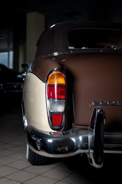 [До ноября 1960 года было выпущено всего 1112 кабриолетов W 128] Mercedes-Benz 220 SE Ponton cabriolet (W 128). Год выпуска: 1959. В 1958-м происходит техническая революция — в серийное производство идут двигатели с высокоточной механической системой впрыска топлива Bosch, и W180 (220S) заменяются на W128, известные как Mercedes-Benz 220 SE (E — Einspritzmotor, инжекторный двигатель). Mercedes-Benz W 128 выпускался недолго: с 1958 по 1960 год и был последним из серии «Ponton». Кстати, название «Ponton», с немецкого «крылья», автомобиль получил за несущий трехобъемный кузов со слившимися передними и задними крыльями, что и стало особенностью внешнего вида автомобилей Mercedes-Benz послевоенного периода. До ноября 1960 года было выпущено 1112 кабриолетов W 128. Оснащенные 6-цилиндровым двигателем объемом 2,2 литра и мощностью 115 л.с., они разгонялись до 165 км/ч.