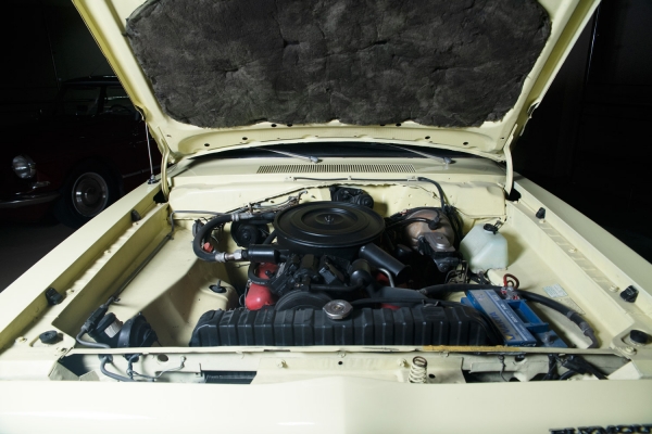 [Редчайший экземпляр из 937 автомобилей, созданных дизайнерами специально для женщин...] Plymouth Barracuda. Год выпуска: 1968. Plymouth Barracuda — редчайший автомобиль из серии MOD TOP, со спортивными амбициями сегмента Pony Car, выпускаемый корпорацией Chrysler всего 10 лет: c 1964 по 1974 год. Они были созданы в качестве альтернативы очень популярному в то время и уникальному классу автомобилей «мускул-карам», которые имели достаточно крупные размеры и были оснащены мощными двигателями, но стоили очень дорого и позволить себе такую покупку мог далеко не каждый. Корпорация Chrysler первая представила автомобиль в сегменте Pony Car, этим автомобилем был Plymouth Barracuda. Реклама Plymouth Barracuda тогда гласила: «Что еще можно сказать про новый автомобиль, который так выглядит, имеет 5 сидений и стоит меньше $2500?»