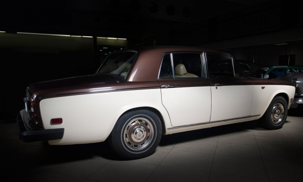 [Экземпляр Rolls-Royce Silver Shadow II подарила королева Елизавета II Л.И. Брежневу] Rolls-Royce Silver Shadow II. Год выпуска: 1979. Самое выгодное предложение этого аукциона — Rolls-Royce Silver Shadow II 1979 года выпуска. История, начавшаяся более 100 лет назад, в далеком 1904 году, до сих пор сохранила то очарование и роскошь, ради чего долгое время бились создатели бренда. Экстравагантность и комфорт в сочетании с безупречным качеством этих классических автомобилей сделали элитную британскую марку Rolls-Royce лучшей из лучших в своем классе. Об этом свидетельствует и то, что эти роскошные автомобили предпочитали члены королевских семей, бизнесмены, звезды шоу-бизнеса. Одним из первых покупателей стал Нельсон Рокфеллер. От миллионеров не отставали и императоры: Rolls-Royce появились и в гараже Николая II.