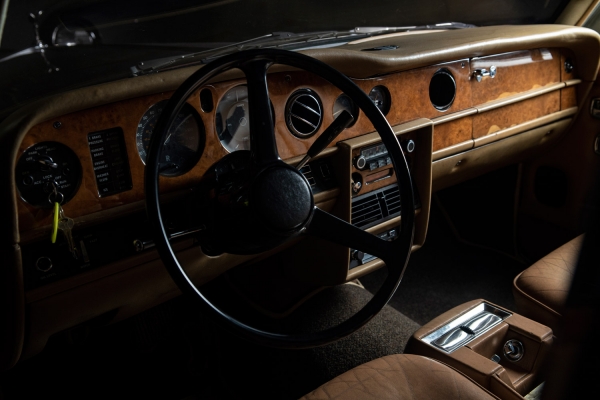 [Экземпляр Rolls-Royce Silver Shadow II подарила королева Елизавета II Л.И. Брежневу] Rolls-Royce Silver Shadow II. Год выпуска: 1979. Самое выгодное предложение этого аукциона — Rolls-Royce Silver Shadow II 1979 года выпуска. История, начавшаяся более 100 лет назад, в далеком 1904 году, до сих пор сохранила то очарование и роскошь, ради чего долгое время бились создатели бренда. Экстравагантность и комфорт в сочетании с безупречным качеством этих классических автомобилей сделали элитную британскую марку Rolls-Royce лучшей из лучших в своем классе. Об этом свидетельствует и то, что эти роскошные автомобили предпочитали члены королевских семей, бизнесмены, звезды шоу-бизнеса. Одним из первых покупателей стал Нельсон Рокфеллер. От миллионеров не отставали и императоры: Rolls-Royce появились и в гараже Николая II.