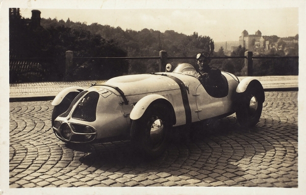 [Skoda — элегантность, надежность и экономичность эксплуатации] Почтовая фотооткрытка «Спортивный автомобиль „Skoda“». [Б.м.]: Издательство «Orbis», [1930-40-е гг.].