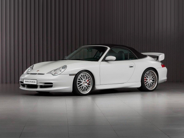 Porsche 911 (996). Год выпуска: 2001. На Франкфуртском автосалоне 1997 года был представлен первый за его 34-летнюю историю совершенно новый Porsche 911 (внутреннее обозначение Porsche 996). Это поколение 911-й модели инженеры вспоминают с особенной нежностью, т.к. у них наконец появилась возможность разработать автомобиль почти с чистого листа, начиная с непривычного экстерьера до замены всех технических узлов и деталей.