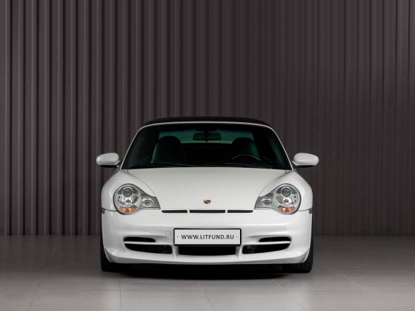 Porsche 911 (996). Год выпуска: 2001. На Франкфуртском автосалоне 1997 года был представлен первый за его 34-летнюю историю совершенно новый Porsche 911 (внутреннее обозначение Porsche 996). Это поколение 911-й модели инженеры вспоминают с особенной нежностью, т.к. у них наконец появилась возможность разработать автомобиль почти с чистого листа, начиная с непривычного экстерьера до замены всех технических узлов и деталей.