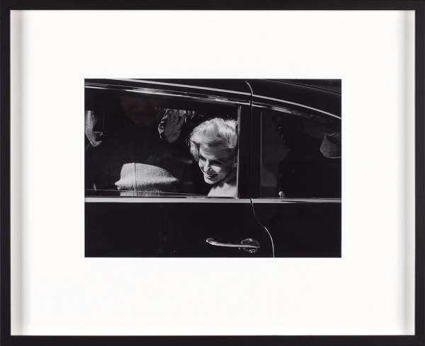 Крайнер Манфред (Manfred Kreiner) «Прибытие Мэрилин Монро в Чикаго для участия в рекламной кампании фильма „В джазе только девушки“». 1959. Бумага, печать, 23x32 см (в свету).