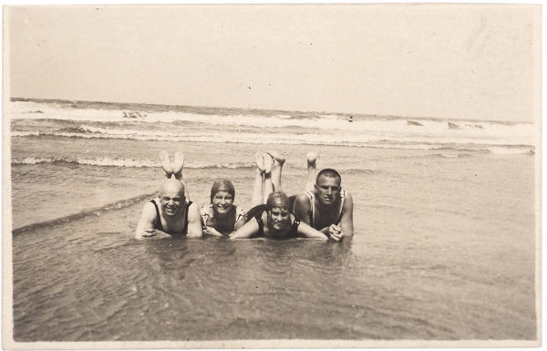 Две миниатюрные фотографии Лили Брик с Маяковским на пляже. [Нордерней, 1923].