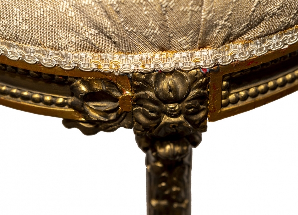 Три дворцовых стула в классическом стиле. СПб., возможно, мастерская Гамбса, первая четверть XIX века. Дерево, золочение, резьба, ткань с ручной цветочной вышивкой, позумент.
