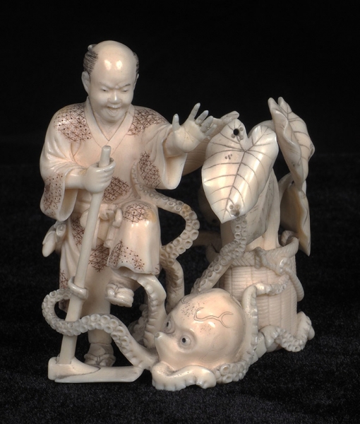 Коллекция из 12 фигурок окимоно и флаконов. Япония, XIX — первая четверть ХХ в. Слоновая кость; резьба, шлифовка, полировка, раскраска.