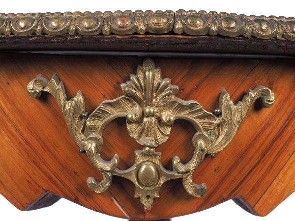 Будуарный столик на трех ножках. Палисандр, цветочное маркетри, бронза. Франция, середина XIX века.
