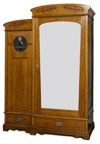 Платяной шкаф в стиле «Модерн», состоящий из двух отделений. Россия, начало XX века. Дуб, цветной витраж, зеркало.
