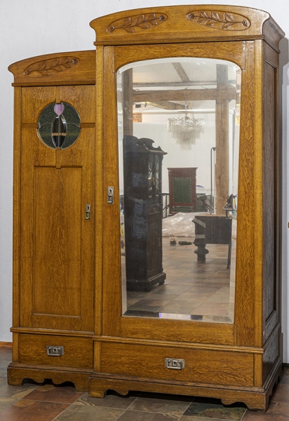 Платяной шкаф в стиле «Модерн», состоящий из двух отделений. Россия, начало XX века. Дуб, цветной витраж, зеркало.