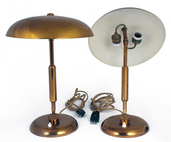 Пара винтажных настольных ламп Oscar Torlasco с наклонным и поворотным основанием и плафоном на 2 лампочки. Латунь в оригинальном состоянии. Италия, 1950-е гг.