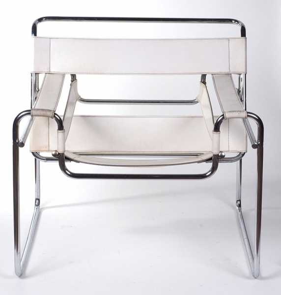 Кресло Wassily дизайнера Marcel Breuer в стиле Bauhaus. Германия, 1960-70-е гг. Металл, кожа. Цвет — белый.