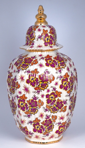 Фарфоровая ваза в китайском стиле. Европа, вторая половина XX в. Фарфор, ручная роспись, цировка.