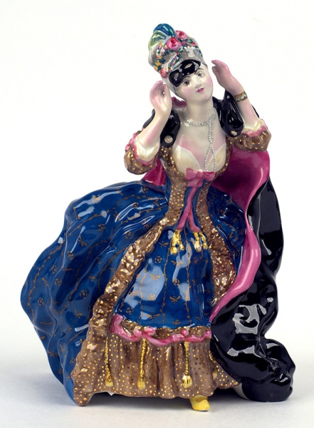 Скульптура «Дама с маской». По модели К.А. Сомова 1906 года. Вероятно, конец ХХ века. Фарфор, надглазурная полихромная роспись. Размер 22x13x15 см.