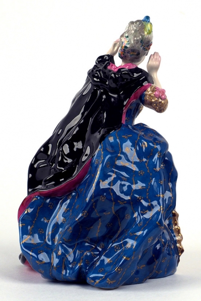 Скульптура «Дама с маской». По модели К.А. Сомова 1906 года. Вероятно, конец ХХ века. Фарфор, надглазурная полихромная роспись. Размер 22x13x15 см.